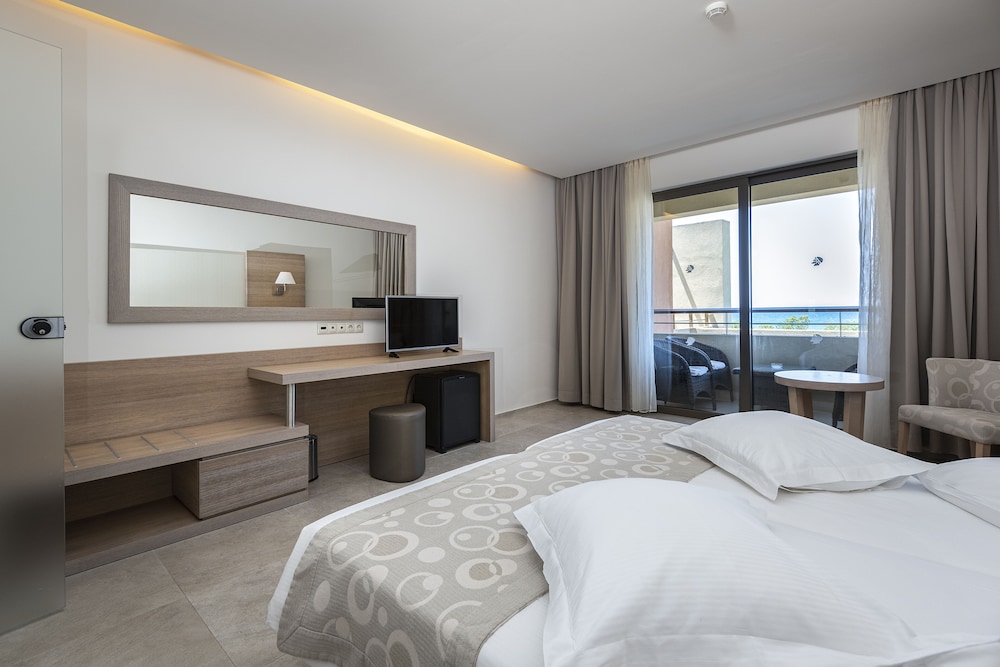 Maisonette, Suite, 3 Beds, Sea Front, Shared Pool, Sofa