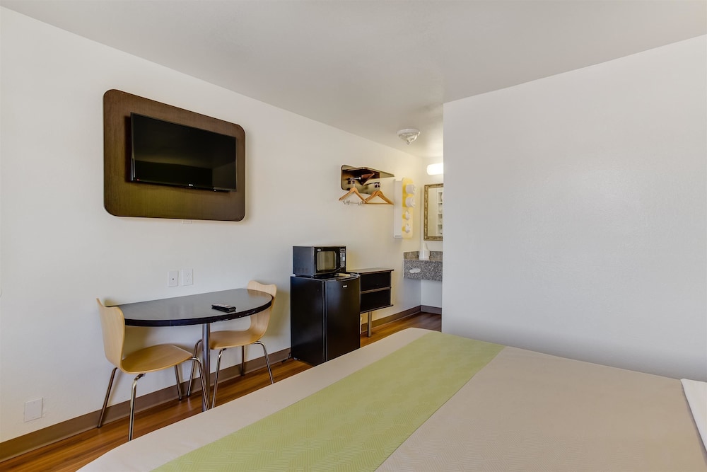 Motel6 El Paso, TX - West 44/66
