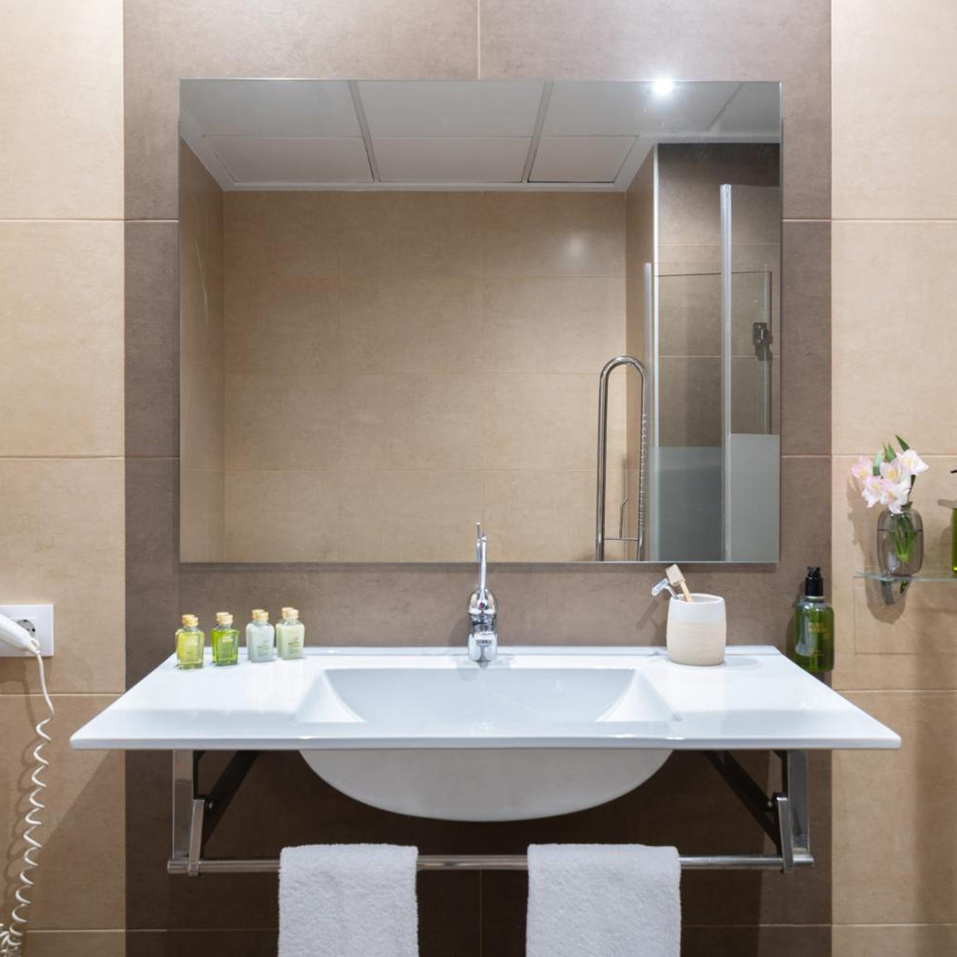 غرفة بسريرين منفصلين لذوي الإعاقة، Helios Hotel 8/8