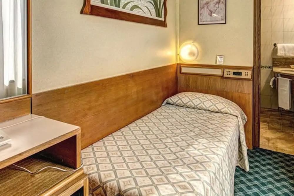 ROOM, SINGLE