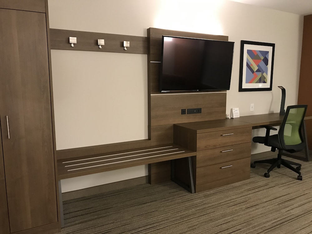 Holiday Inn Express & Suites Phoenix - Airport North 48/71