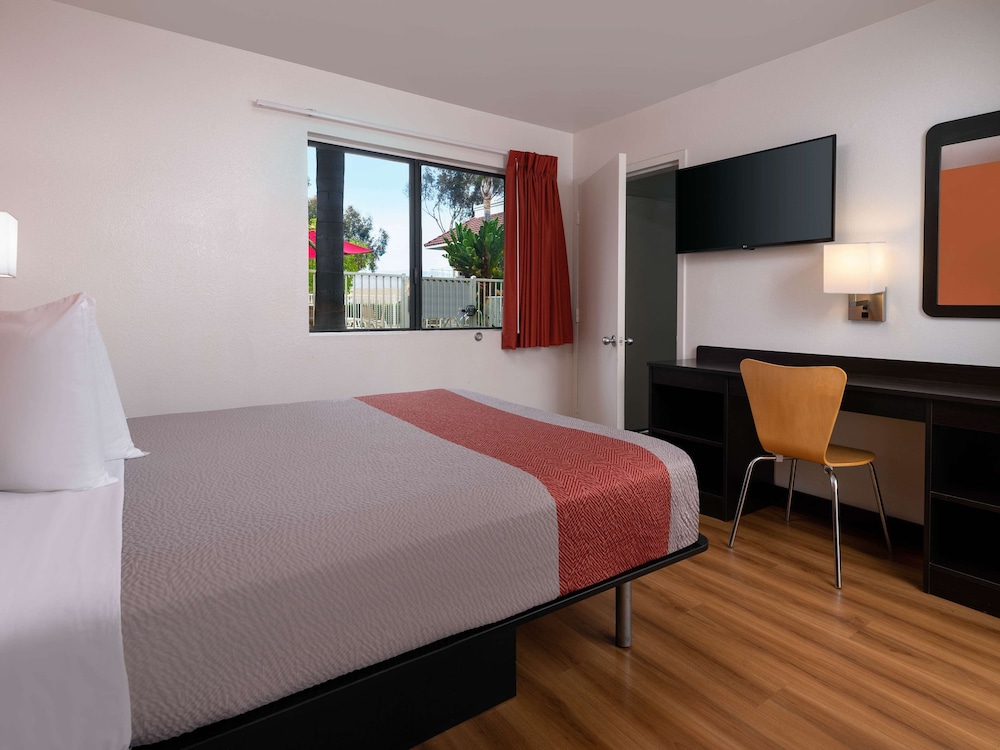 غرفة قياسية بسرير كوين، Motel6 Santa Maria, CA - North 7/10