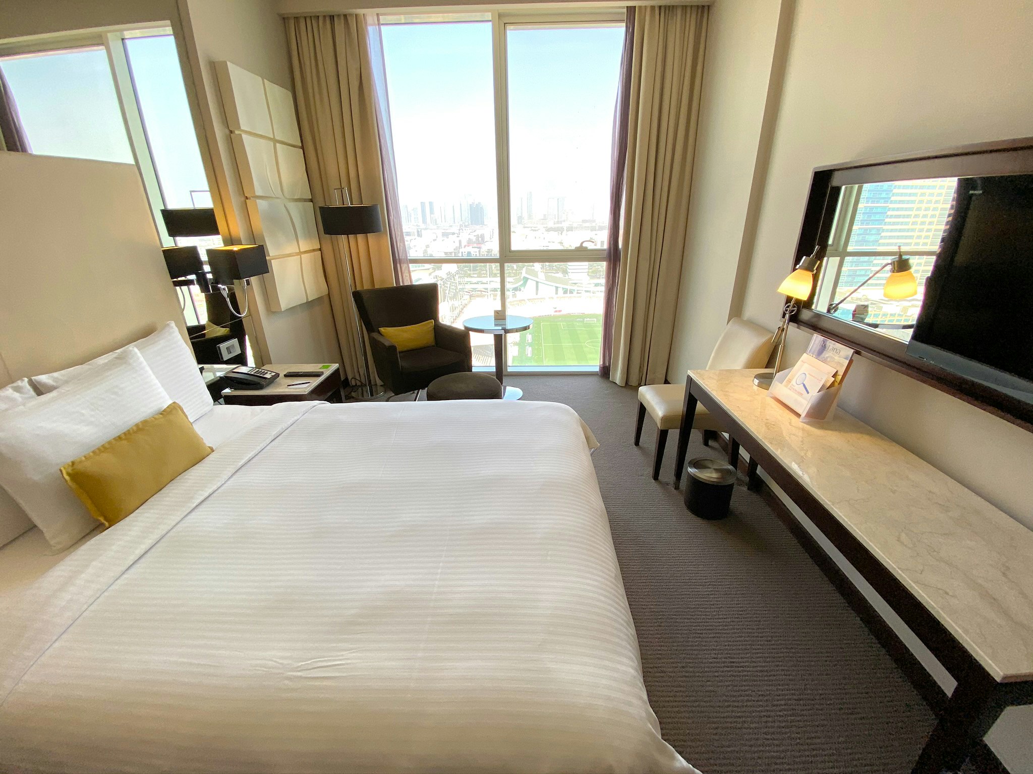 Centro, Queen Bed, Stadium View
