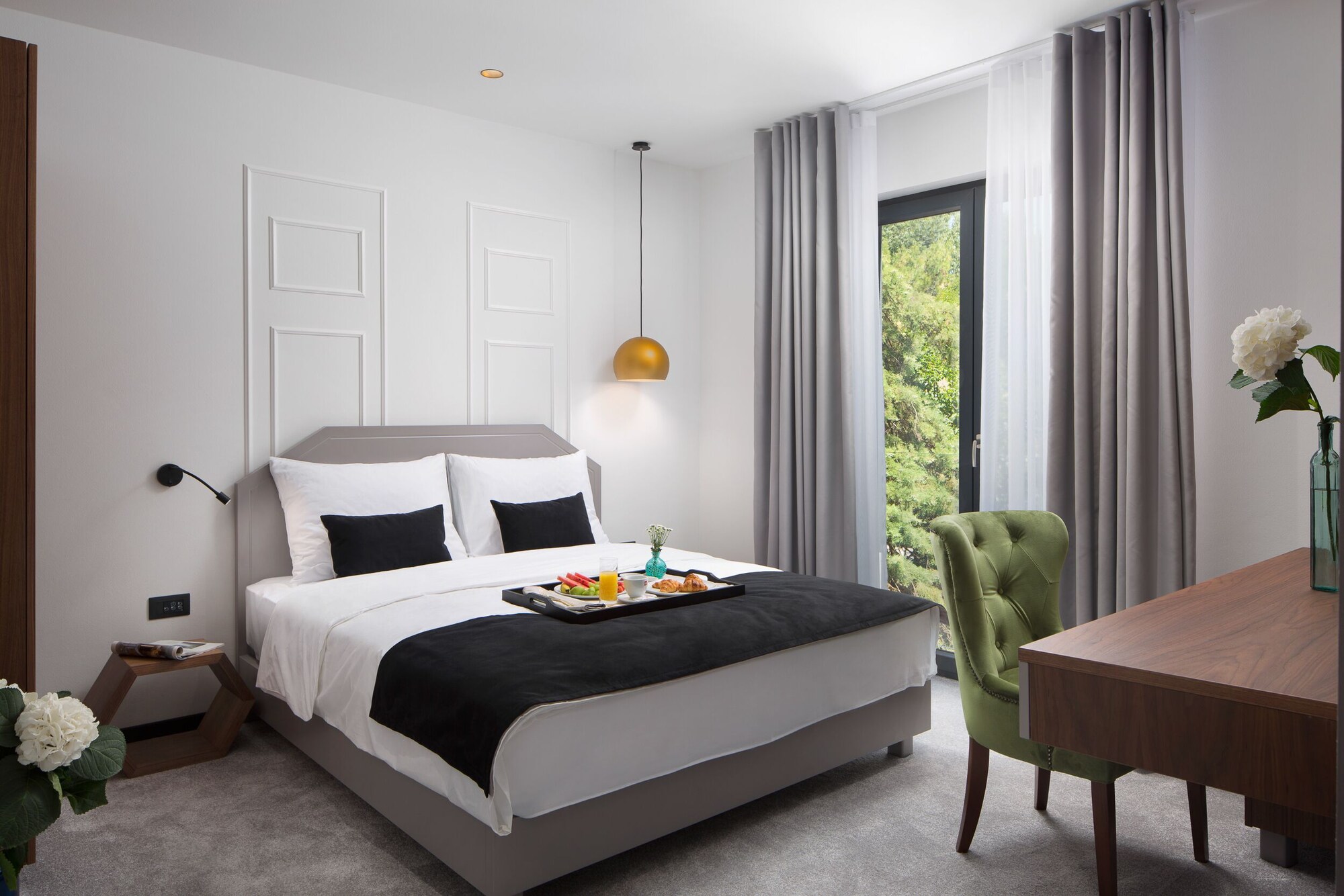 DELUXE, KING BED