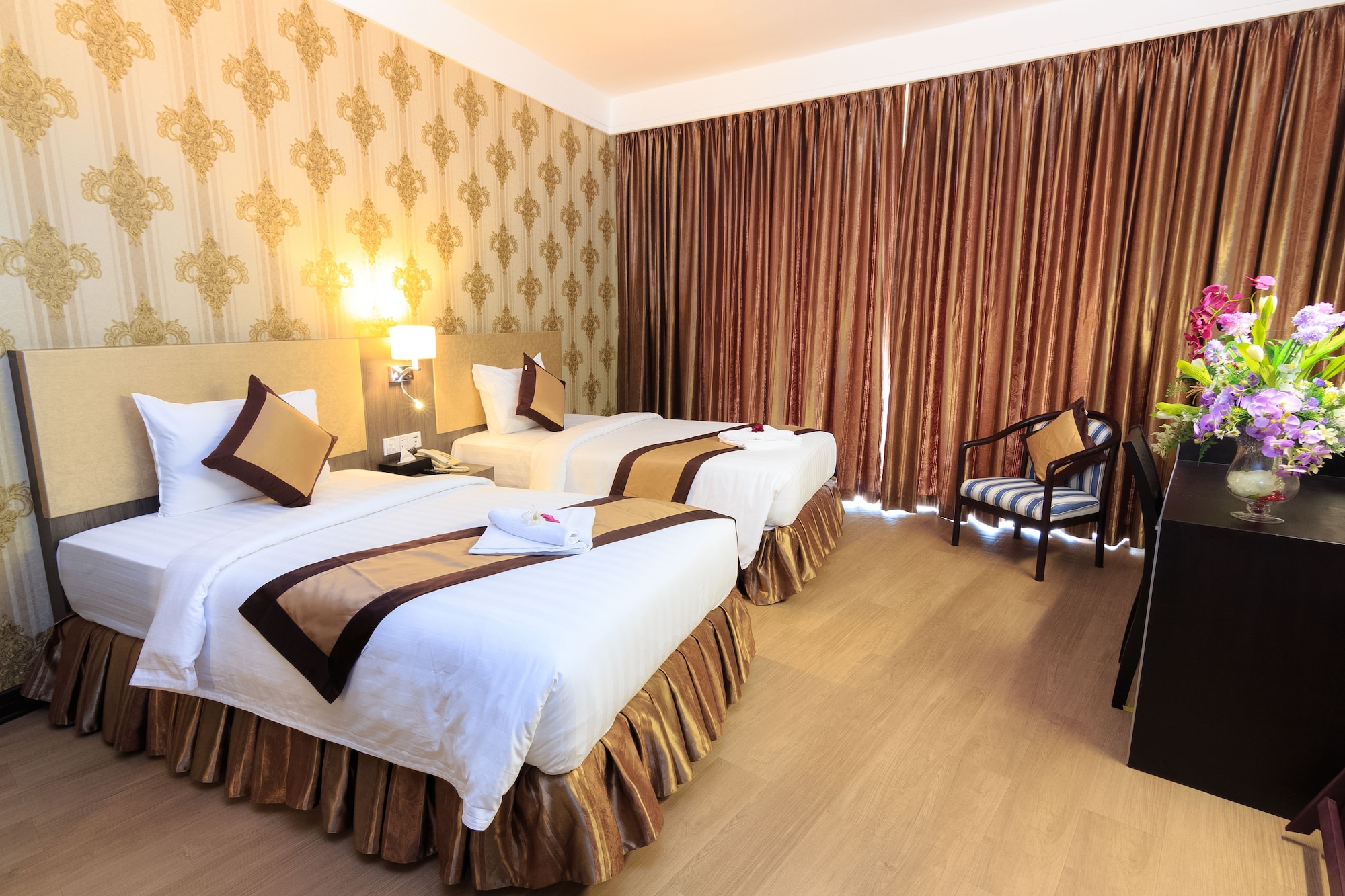 DELUXE, TWIN BEDS