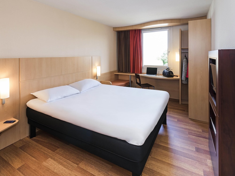Ibis Montbeliard 10/77