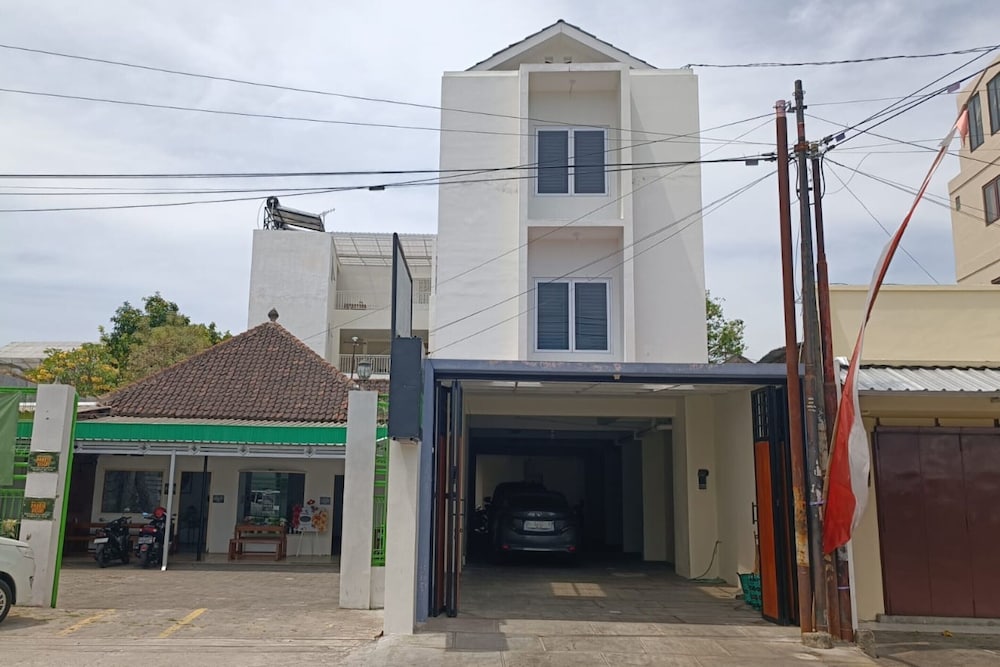 Hotel O near Taman Sriwedari formerly Indria Inn 34/42