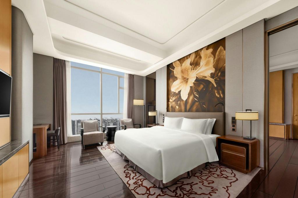 Premier, Suite, King Bed, Skyline View, Lounge Access
