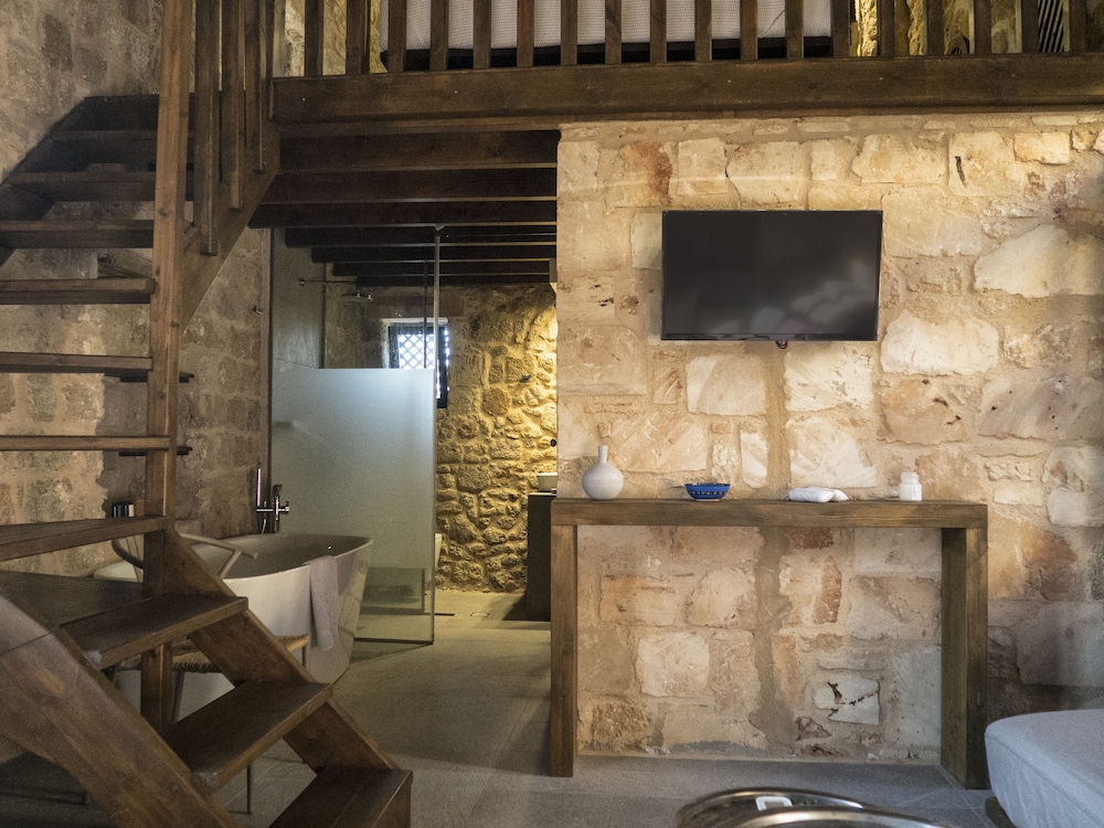 TRINITY BOUTIQUE HOTEL 41/45