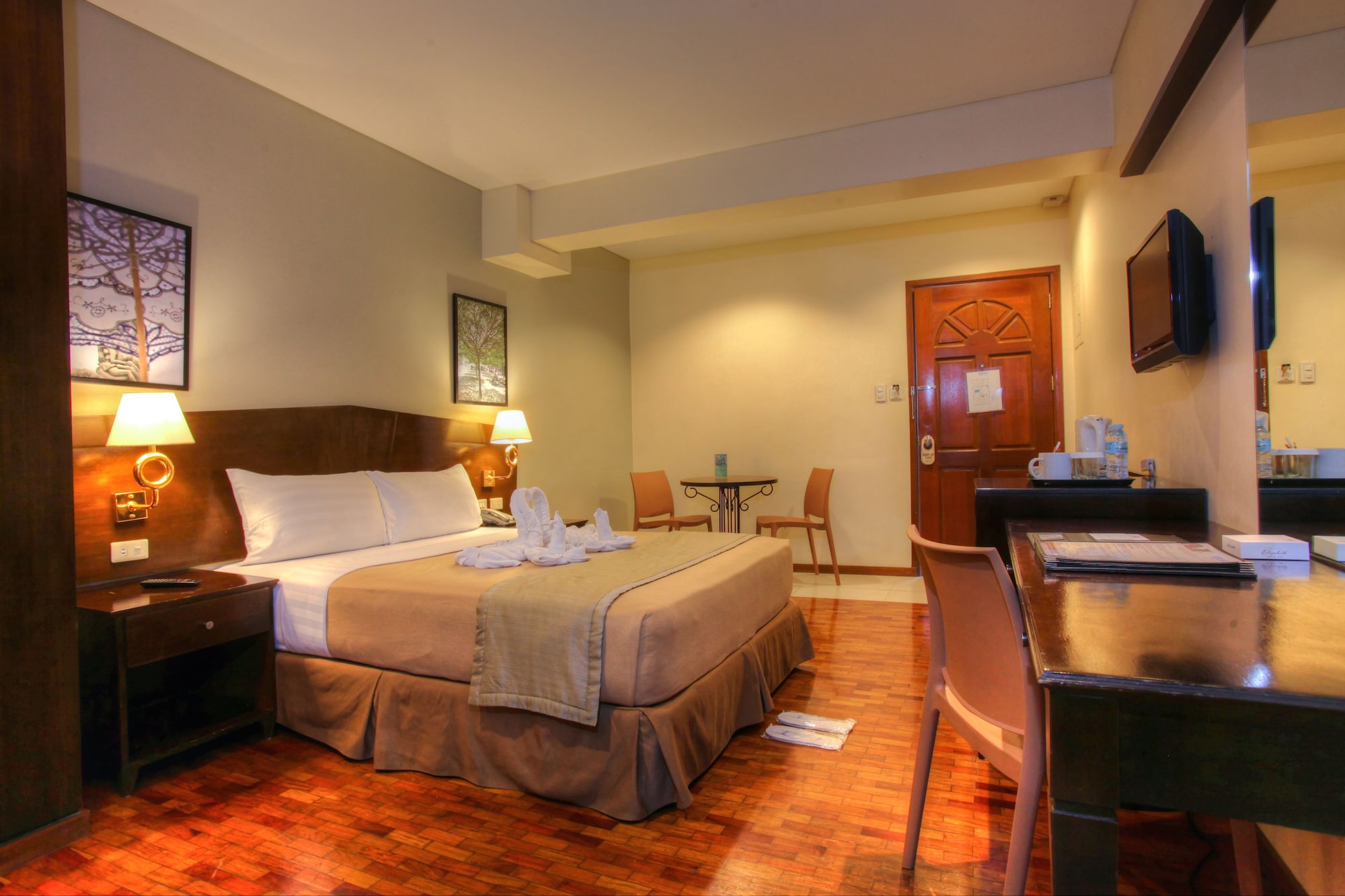 DELUXE, SINGLE, QUEEN BED
