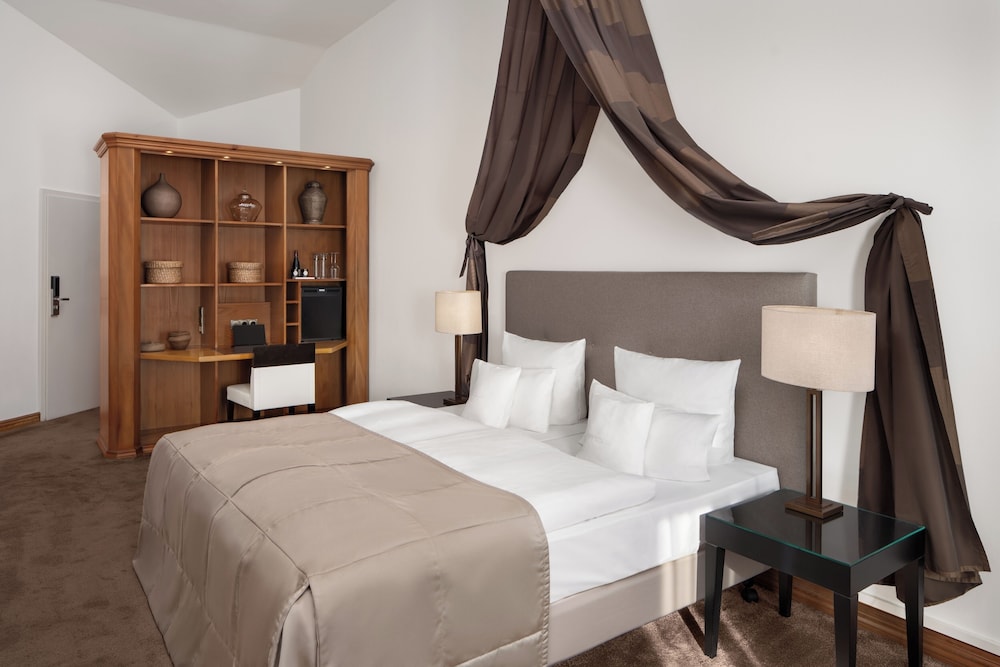 Castle, Comfort, Queen Bed