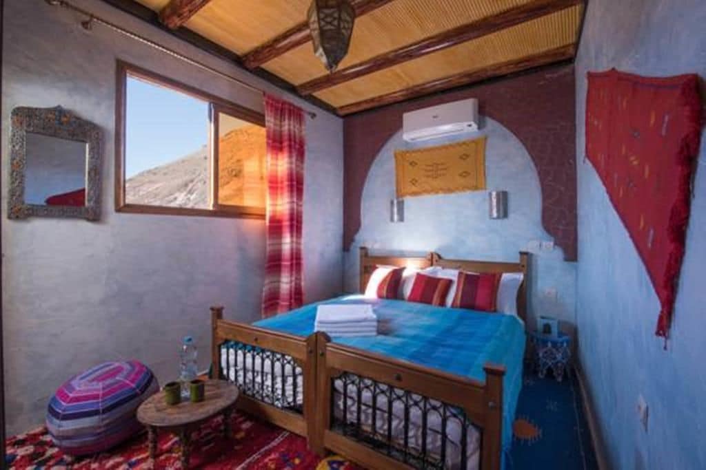 ROOM, DOUBLE OR TWIN BED