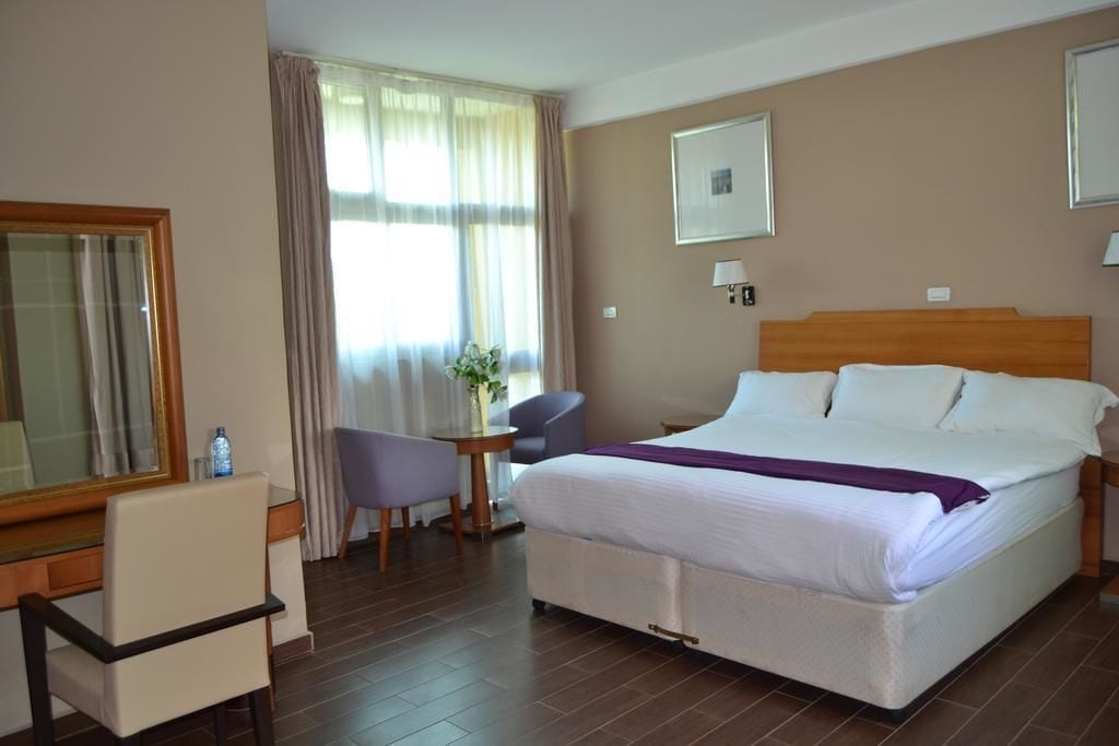 ROOM, KING BED