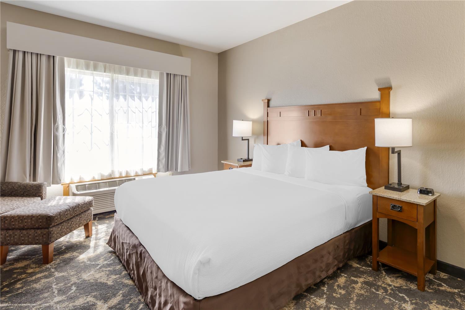 غرفة بسرير كينج بحوض استحمام لذوي الإعاقة، Best Western Plus Riverfront Hotel And Suites 2/3