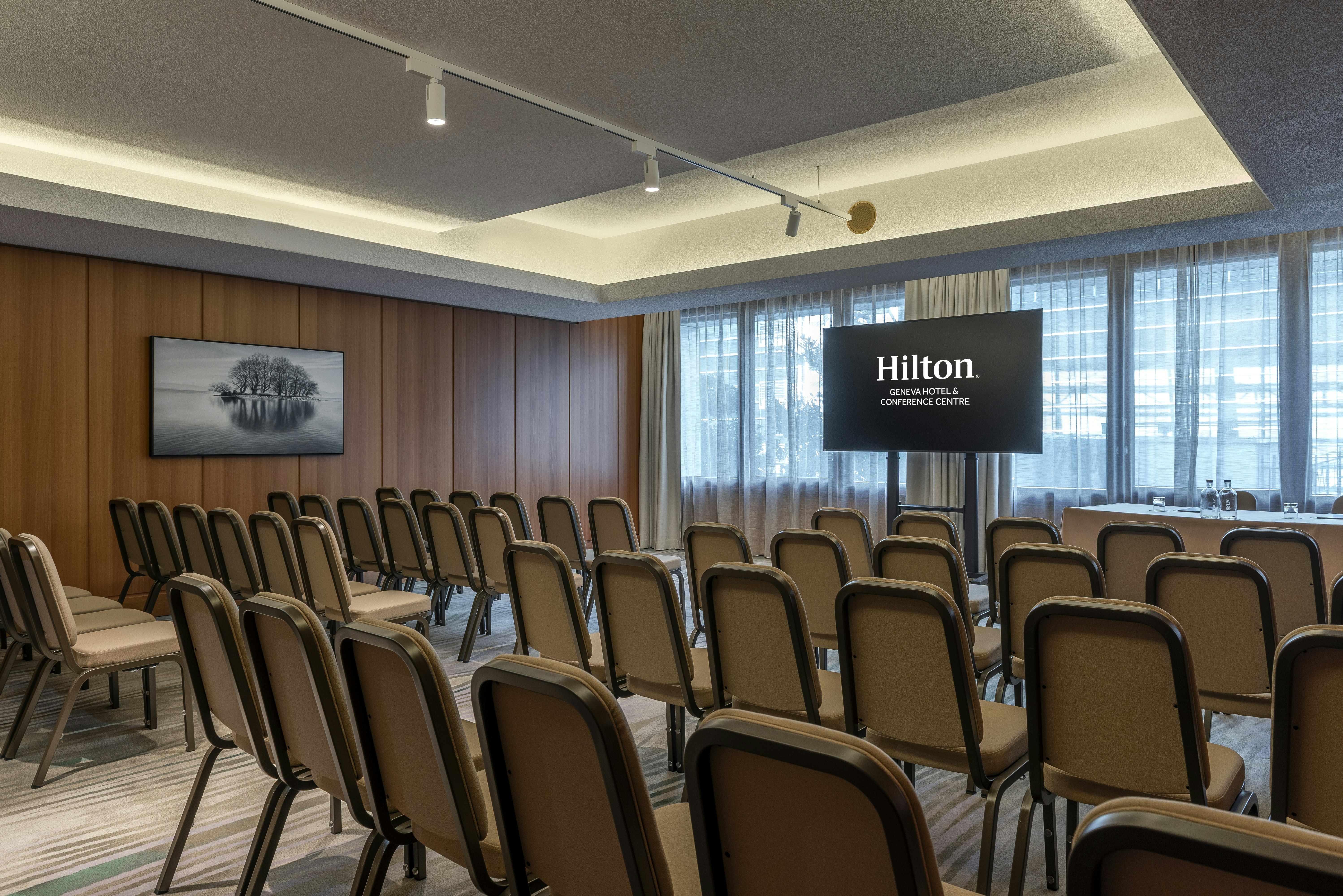 Hilton Geneva Hotel and Conference Centre (EX-Starling E EX-Crowne) 72/81