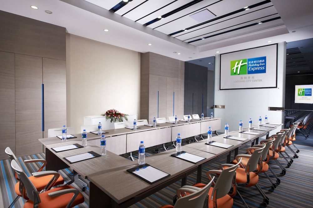 Holiday Inn Express Luoyang City Center 60/72