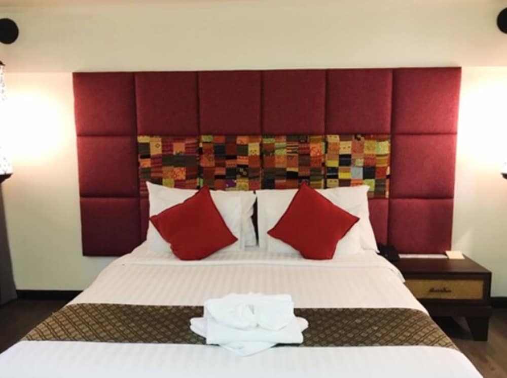 Nak Nakara Hotel 13/74