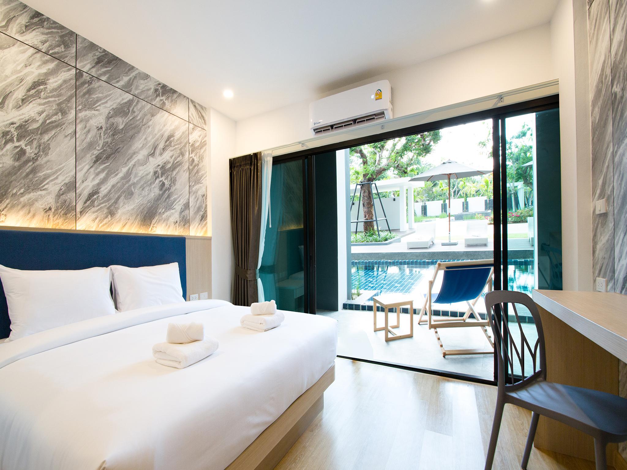 Premier, Luxury, Pool Access
