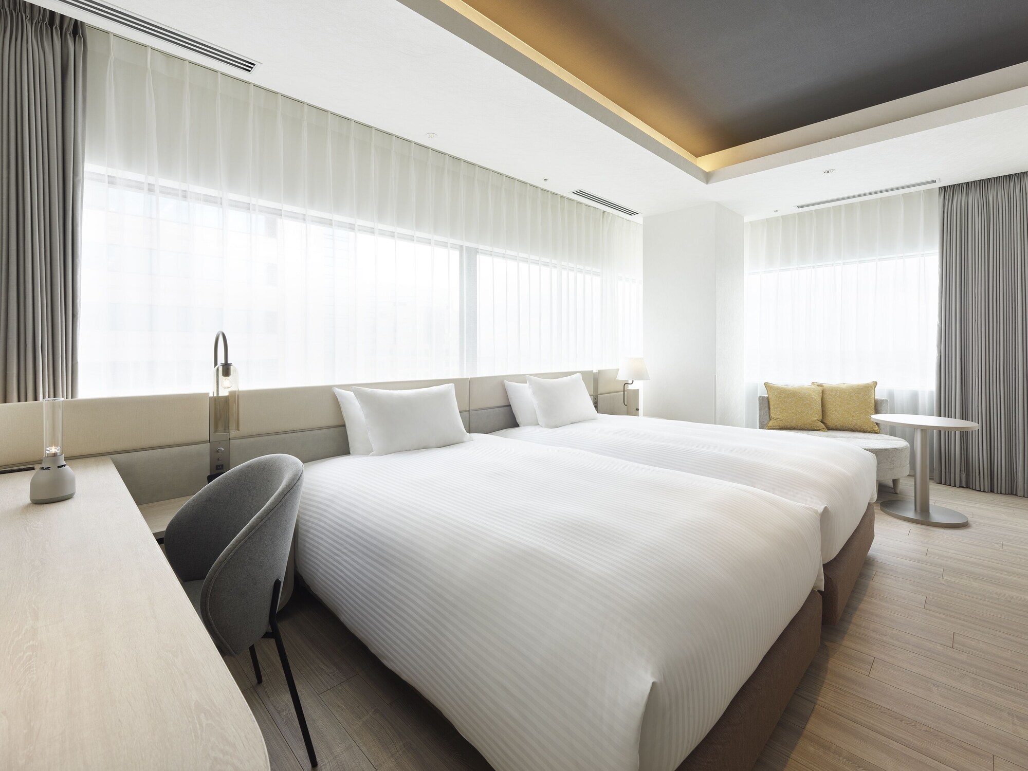 DELUXE, 2 BEDS, CORNER