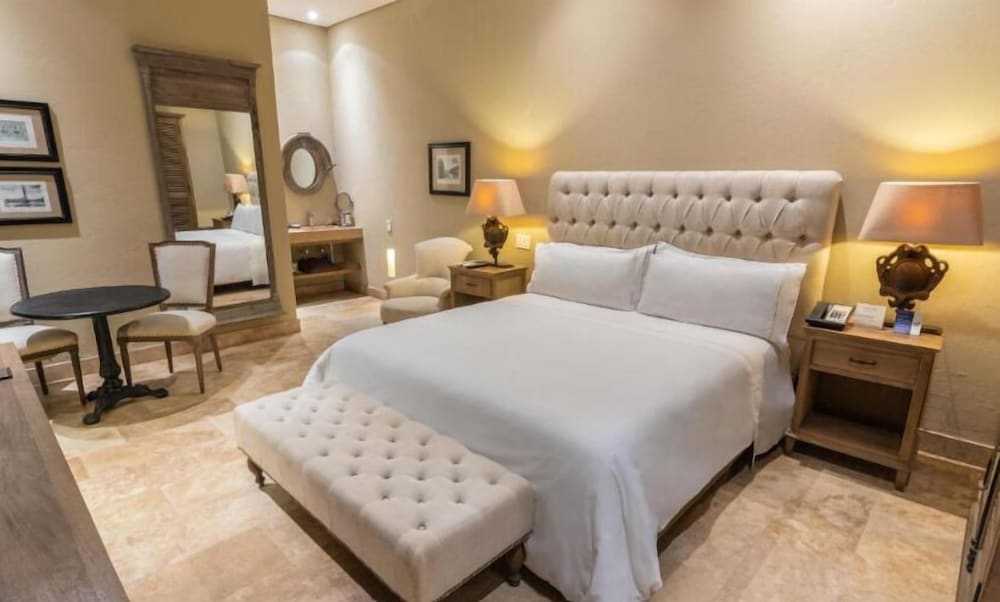 Bastion Luxury Hotel 30/75
