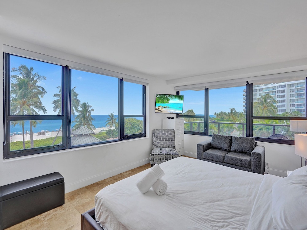 2 Bedrooms, Condo, Panoramic, King Bed, 2 Queen Beds, Ocean Front, Sofa