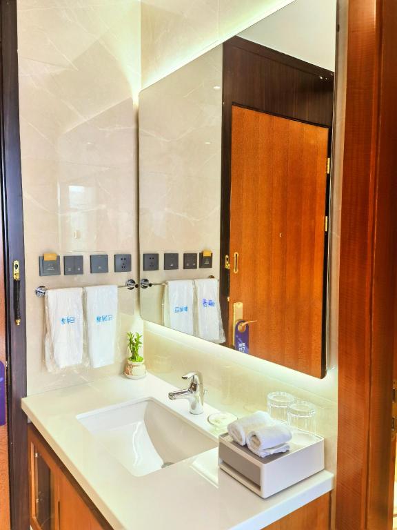 Cinema, Family, 1 King and 1 Single Beds، Days Inn by Wyndham Beijing Haidian 4/4