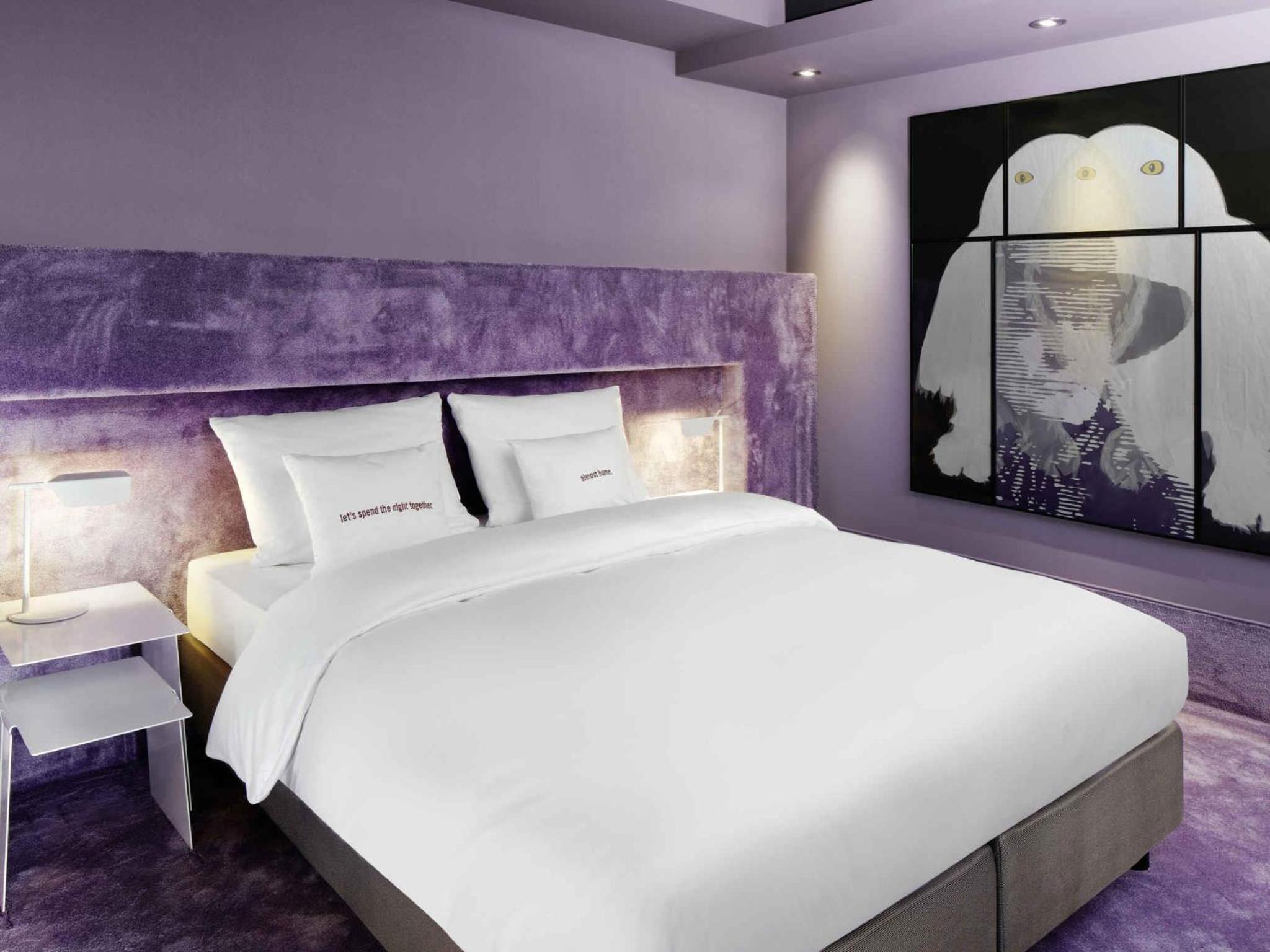 Medium, East, Queen Bed