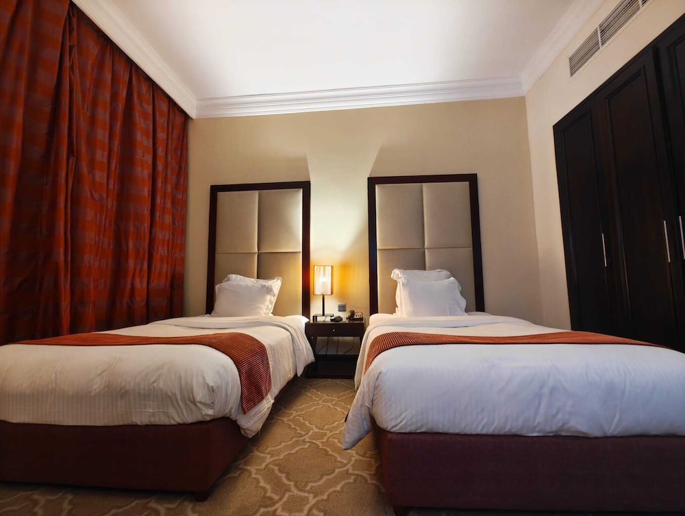 DELUXE, TWIN BEDS
