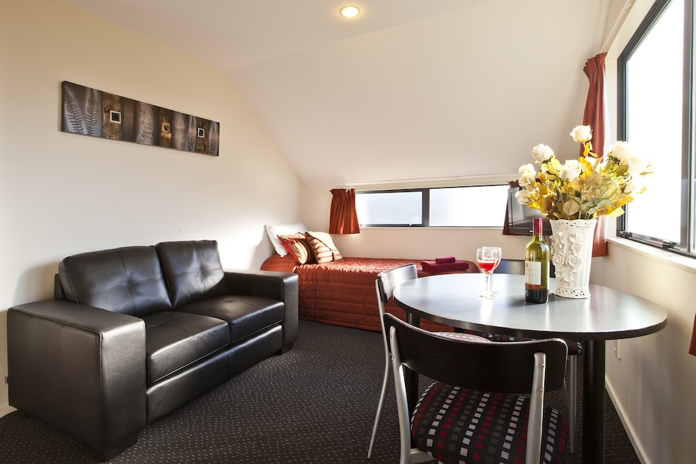 298 Westside Motor Lodge 31/41