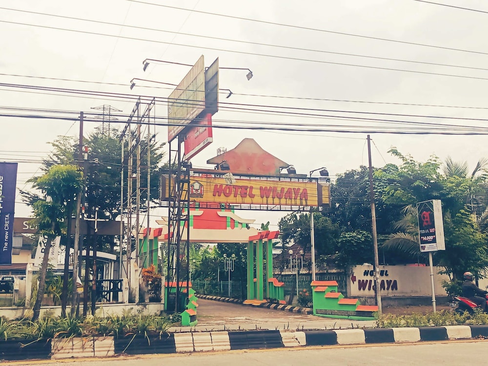 OYO 2495 Hotel Wijaya 2/50