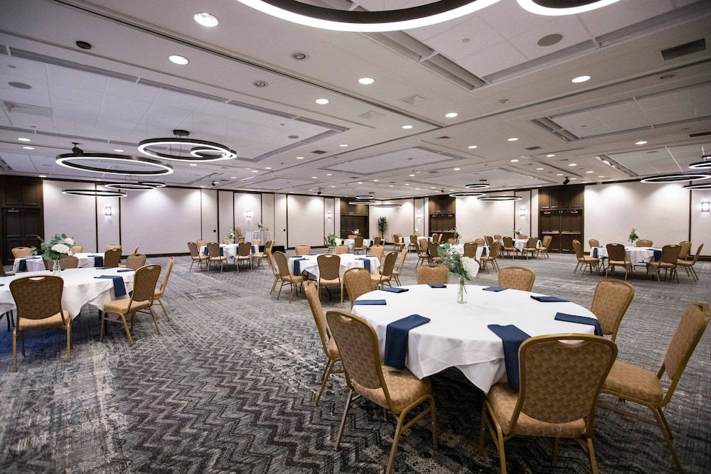 Delta Hotels by Marriott Burlington 32/42