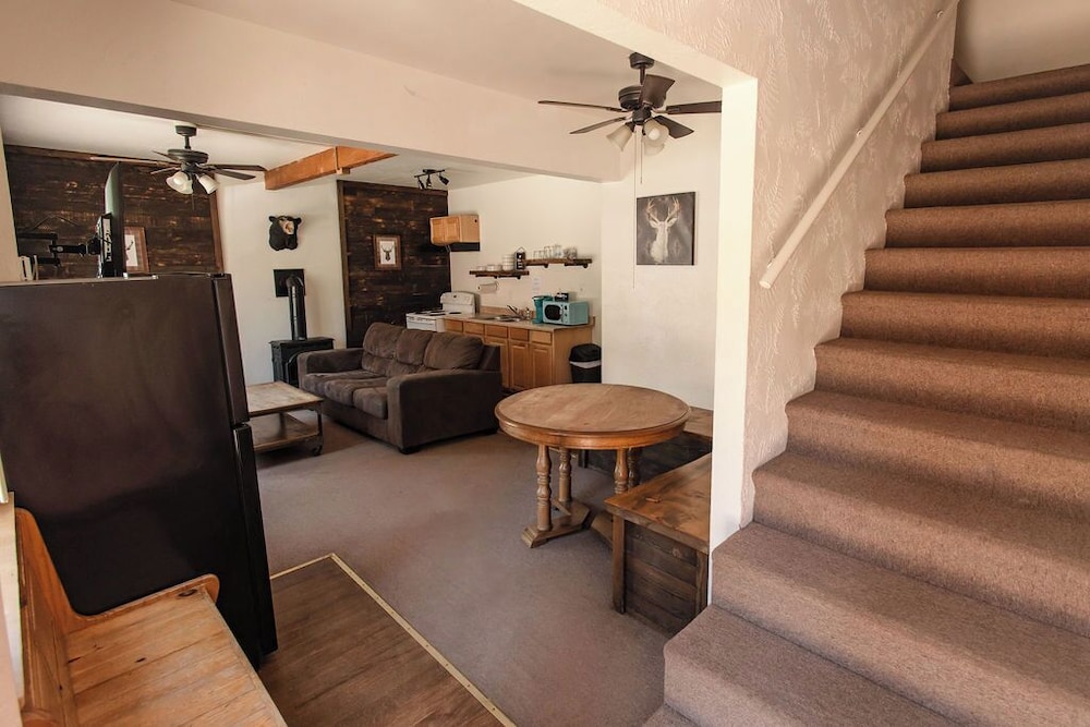Shaver Lake Village Hotel 9/50