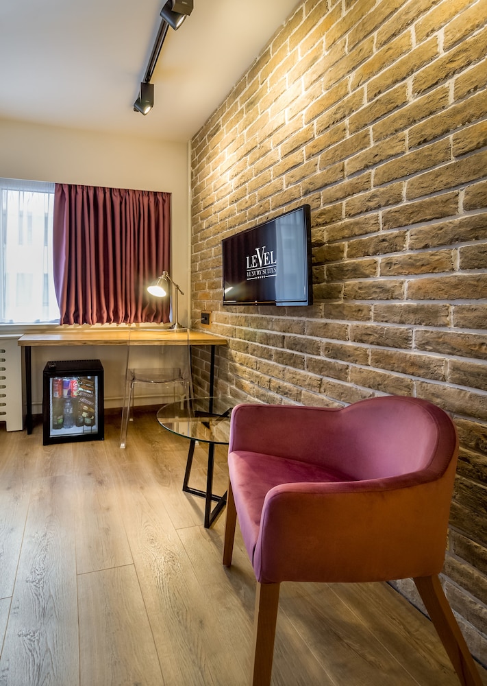 Level Luxury Suites 38/55