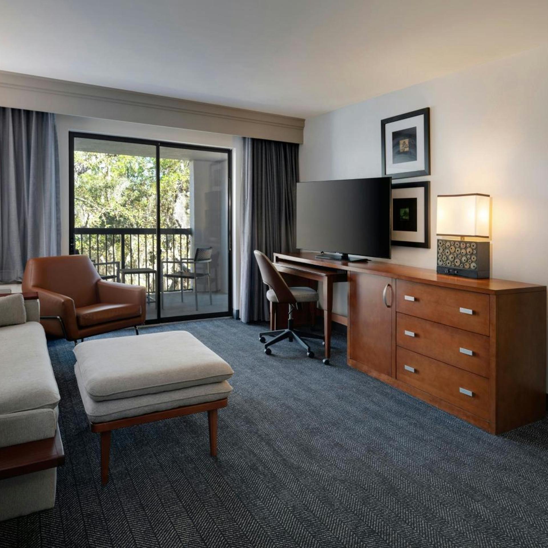 جناح بسرير كينج بشرفة بغرفة نوم واحدة مع أريكة، Courtyard by Marriott Tampa North/I-75 Fletcher 3/4