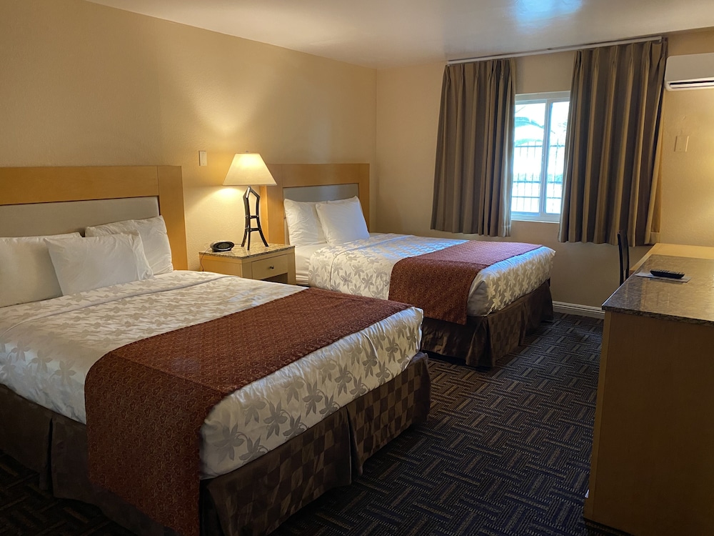 Room, 2 Queen Beds, Kitchenette