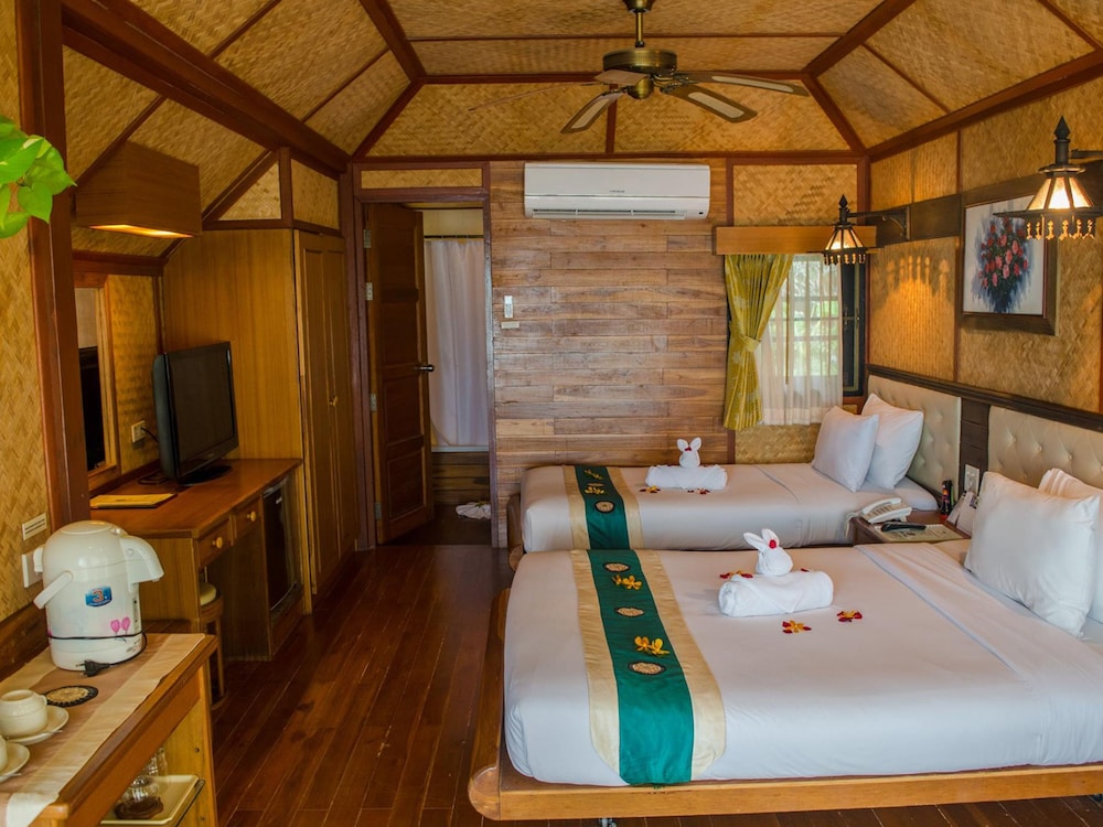 SUNSET VILLAGE BEACH RESORT 49/50