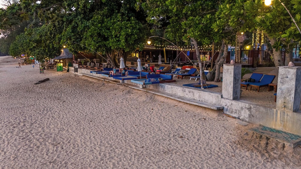 Lanta Sand Resort And Spa 63/71