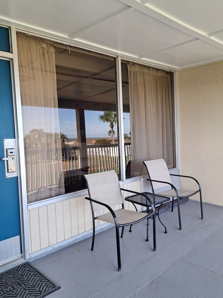 Days Inn & Suites By Wyndham Jekyll Island 31/58