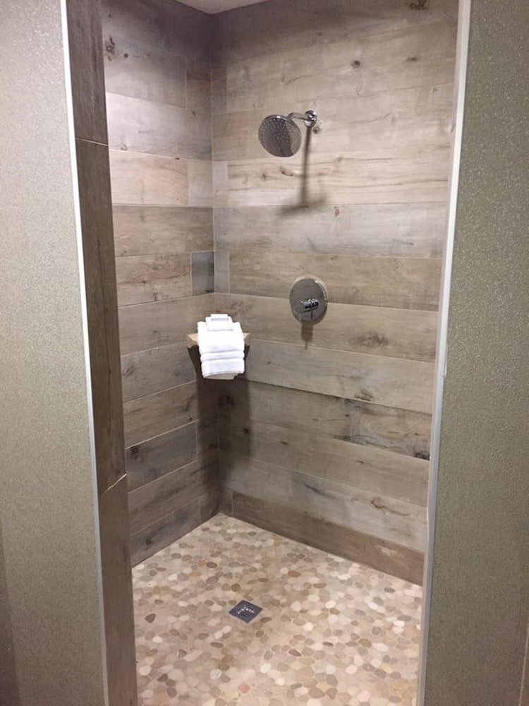 HOTEL INDIGO TRAVERSE CITY 40/78