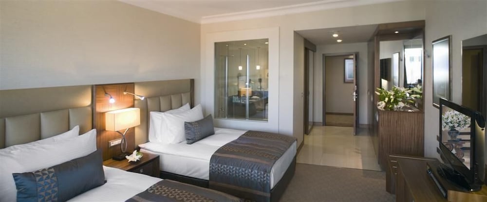 Superior, Twin Beds, Movenpick Hotel Izmir 3/5