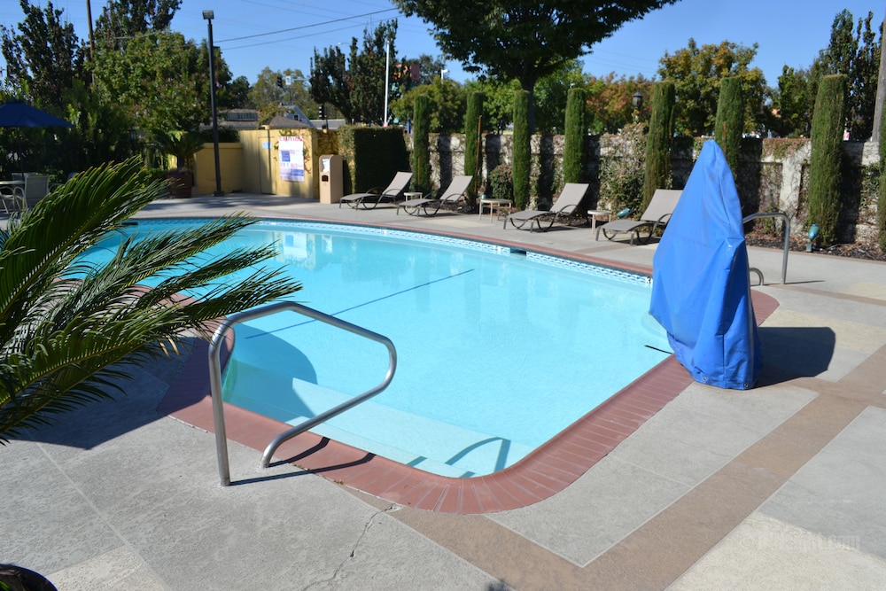 Days Inn & Suites by Wyndham Lodi 15/36