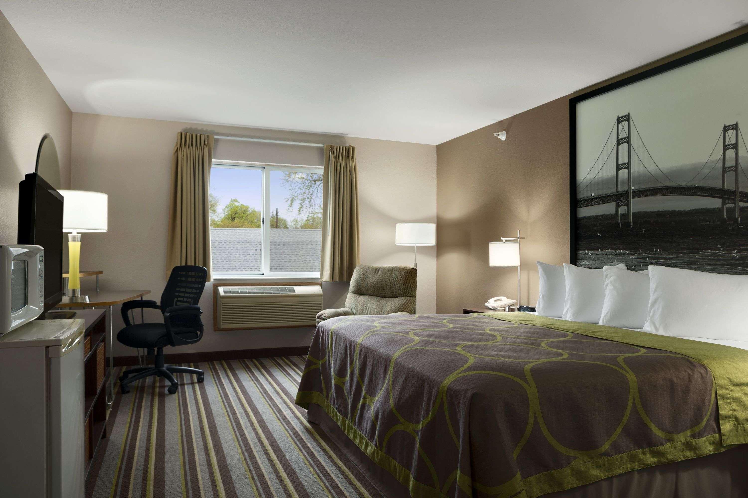 غرفة بسرير كينج