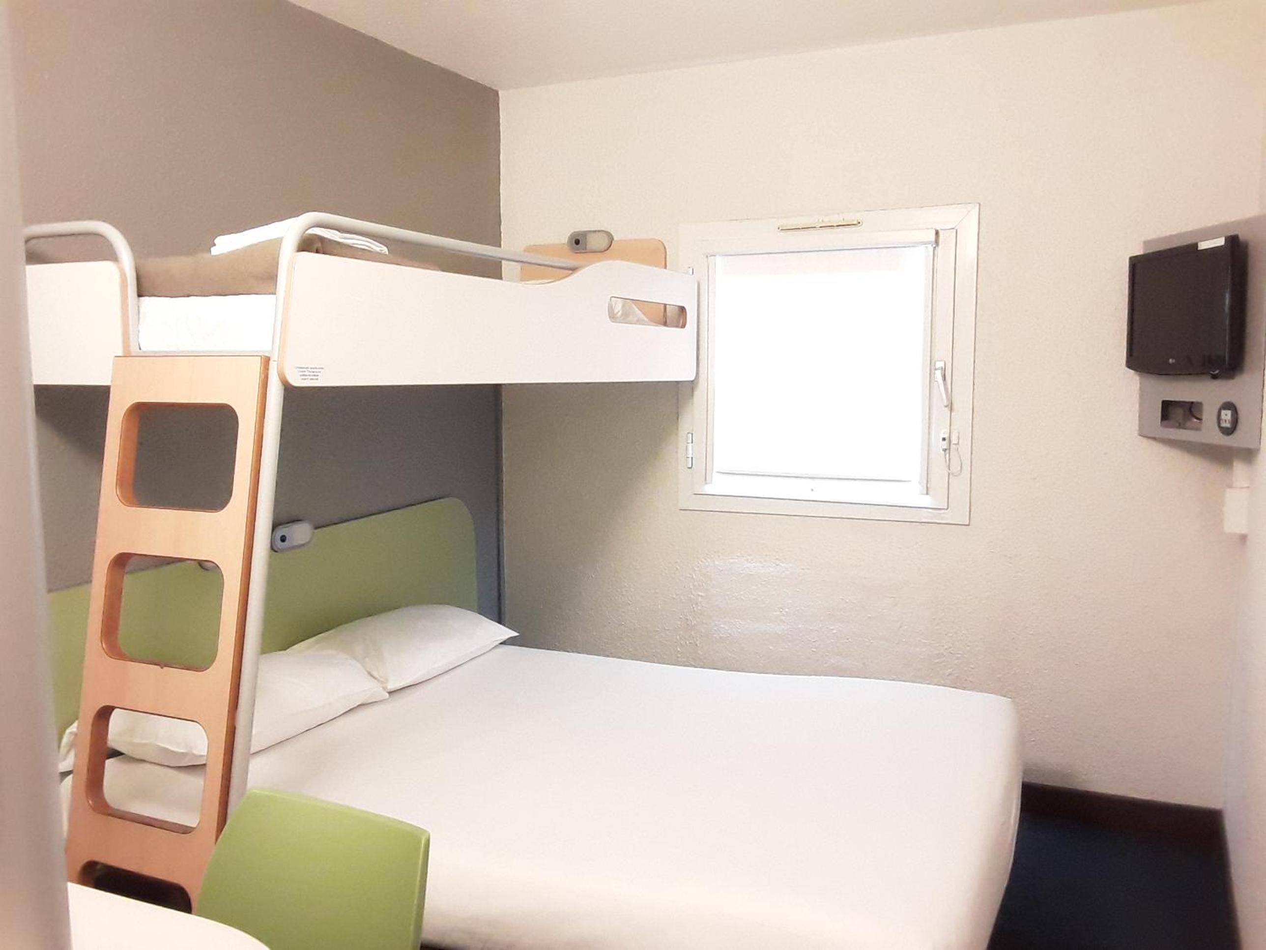 غرفة قياسية ثلاثية