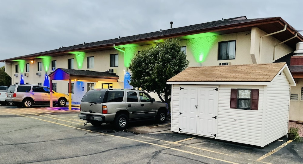 Budget Host Inn Buffalo 24/27