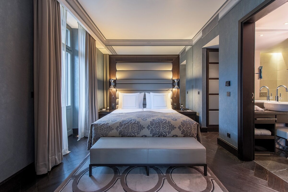 SAVOY, SUITE, BALCONY OR TERRACE
