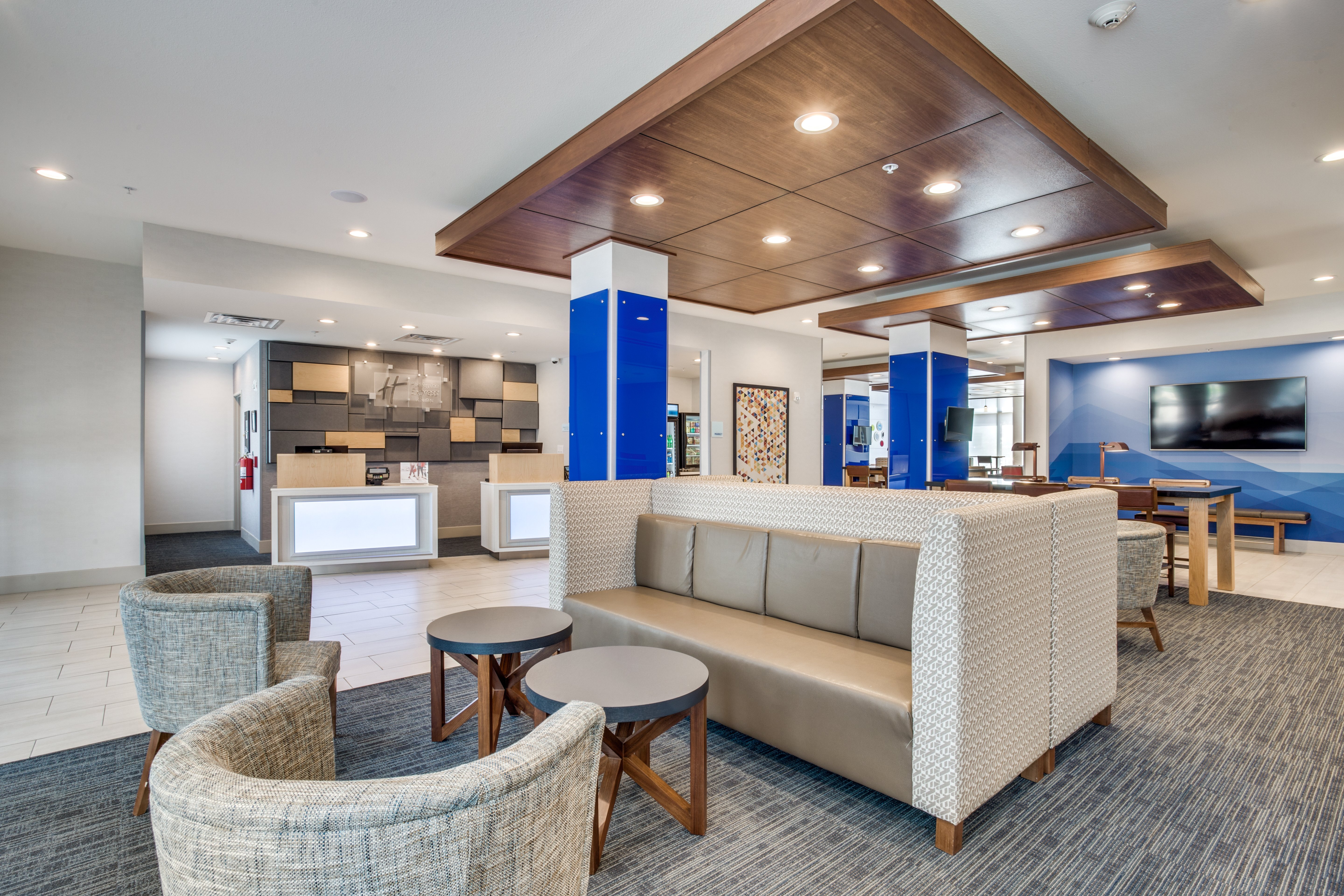 Holiday Inn Express and Suites Denton South 44/71