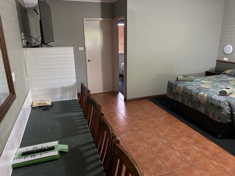 Barcaldine Country Motor Inn 12/45