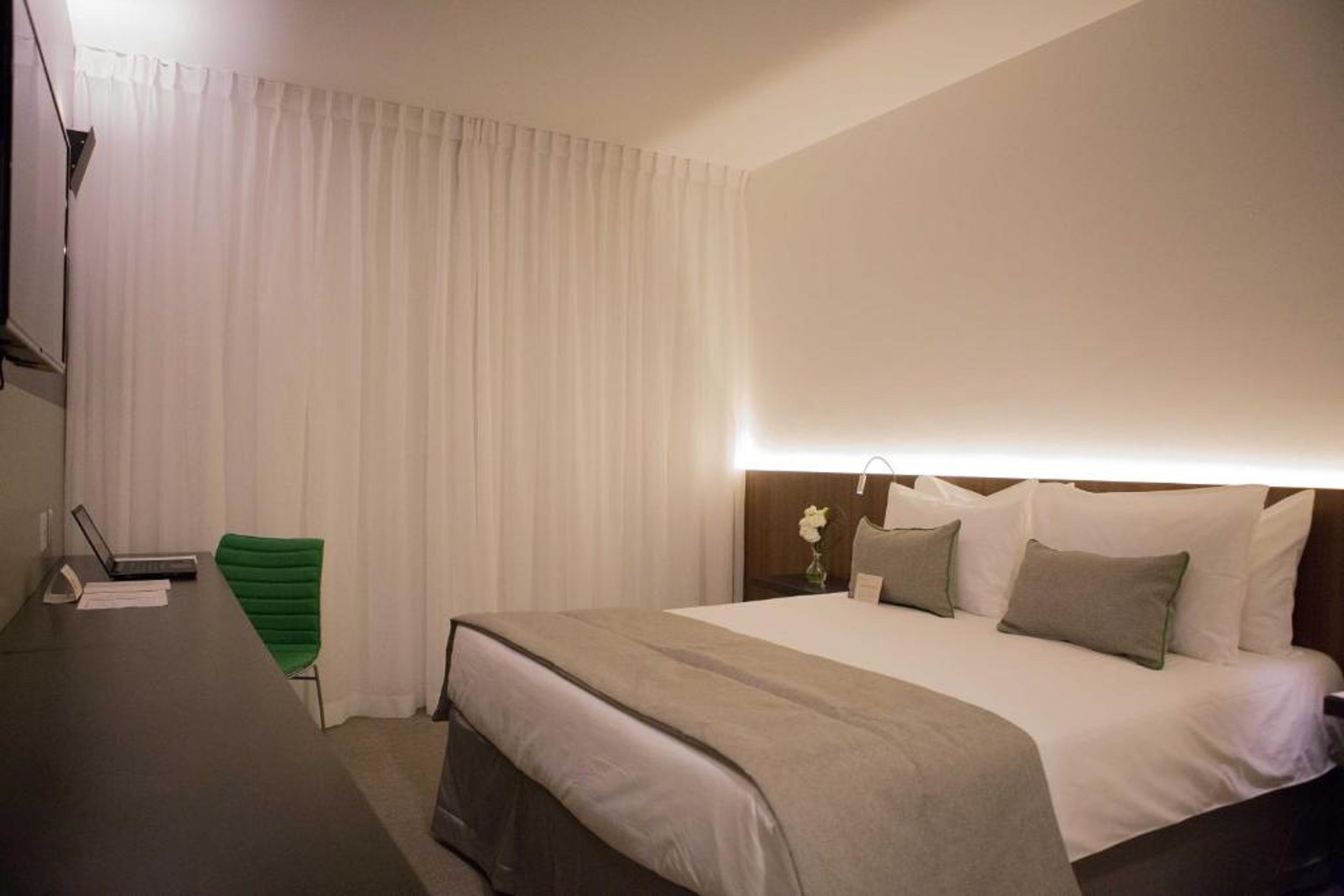 Luxury, Single, Queen Bed