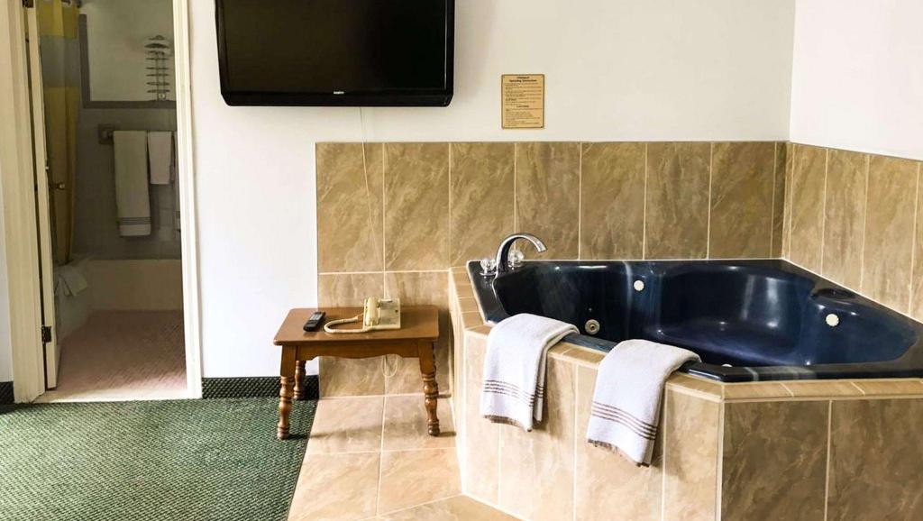 غرفة بسرير كينج بحوض جاكوزي، Relax Inn Motel And Bar 4/4