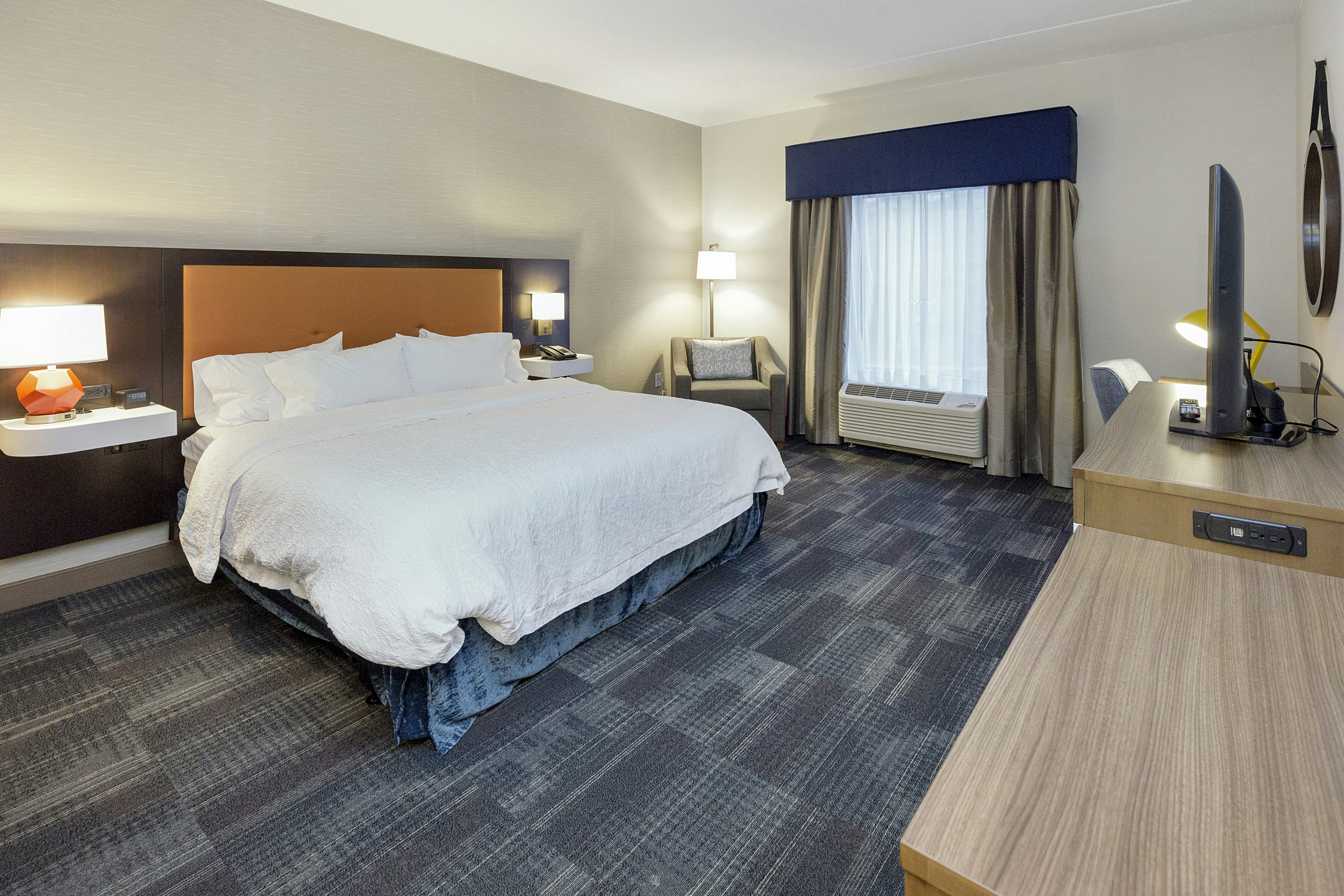 غرفة بسرير كينج لذوي الإعاقة، Hampton Inn & Suites Morgantown / University Town Centre 2/4
